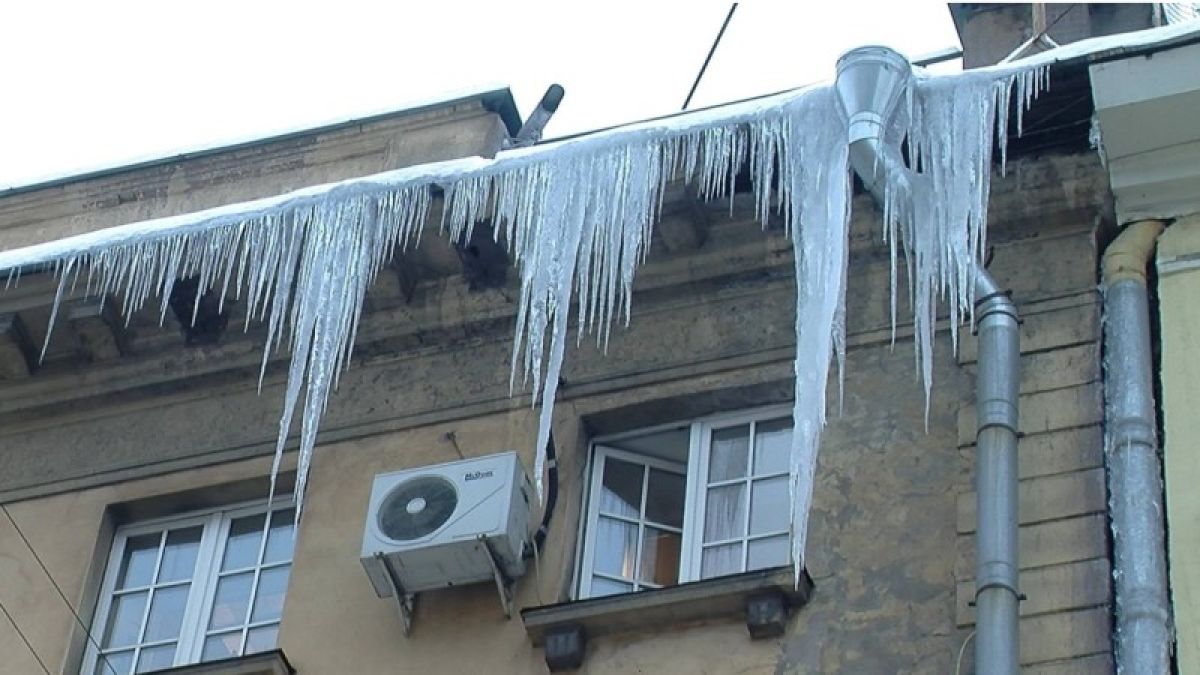 Управляющие компании Барнаула оштрафуют за сосульки на крышах 