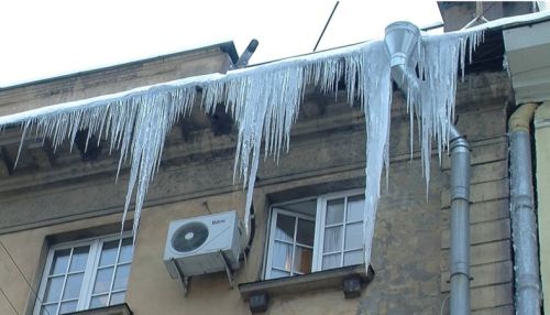 Управляющие компании Барнаула оштрафуют за сосульки на крышах