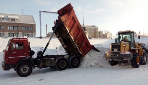 На барнаульском стадионе Динамо устроили полигон для вывоза снега