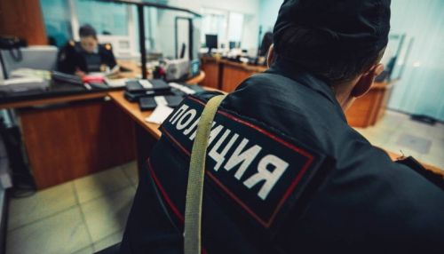 Била по лицу и ногам. Жительницу Барнаула судят за избиение полицейского