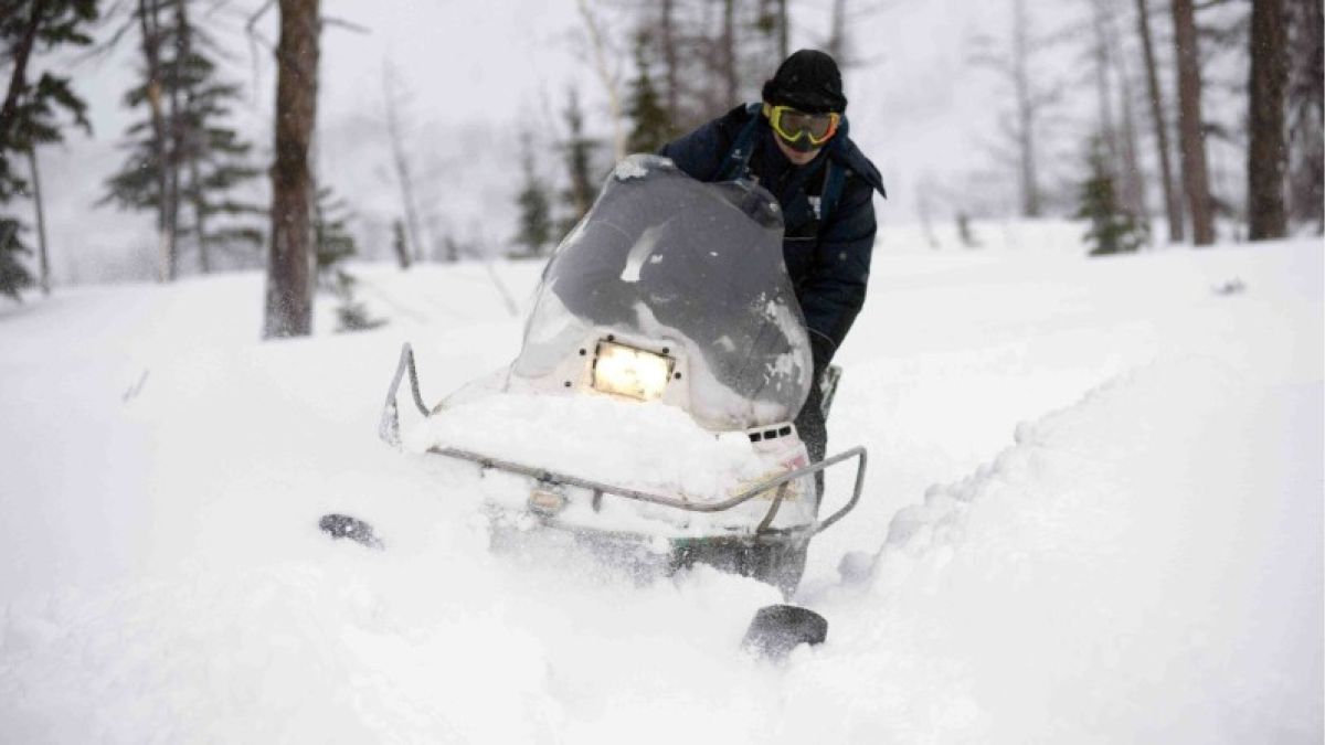 Двух подростков на Алтае ищут с помощью водолазов, снегоходов и квадрокоптера
