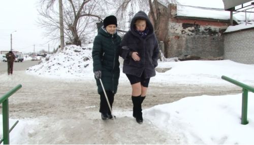 Как в Барнауле инвалиды по зрению справляются с заснеженными городскими улицами?