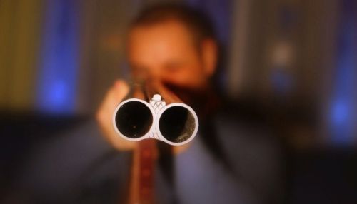 Мужчина выстрелил в 13-летнюю дочь на Алтае