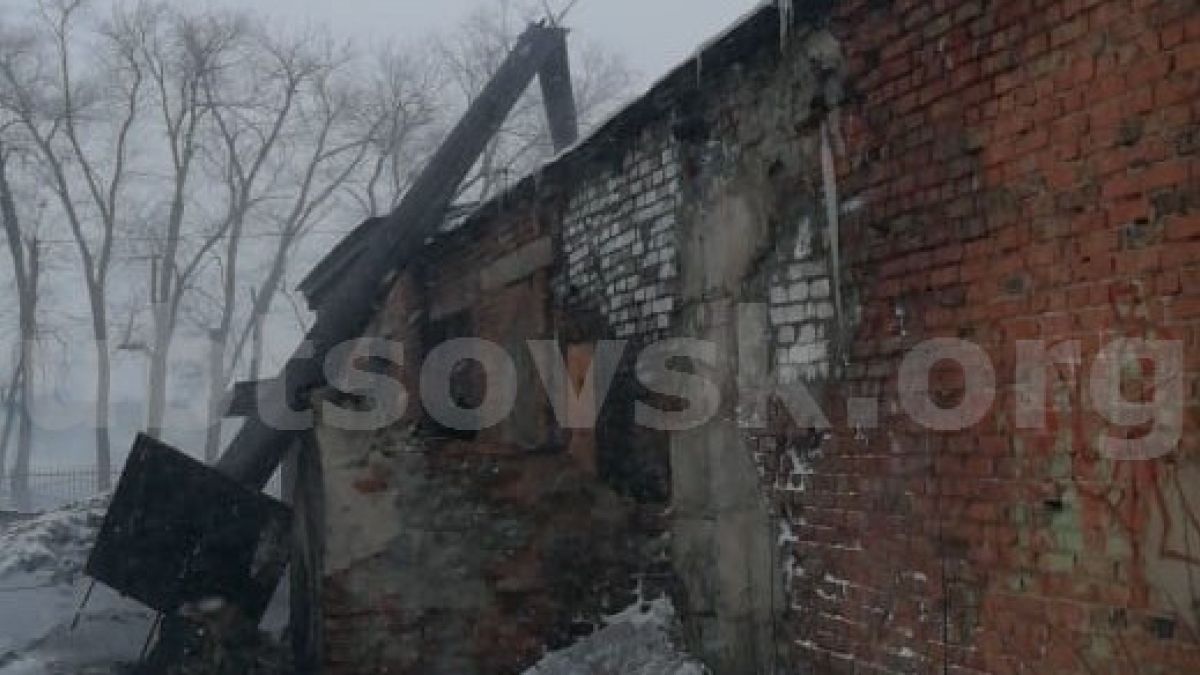 В Рубцовске сильным порывом ветра обрушило трубу школьной котельной