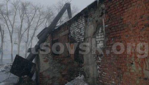 В Рубцовске сильным порывом ветра обрушило трубу школьной котельной