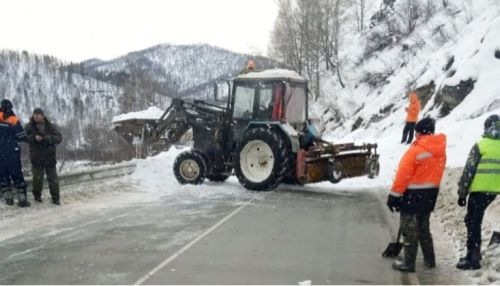 Две лавины сошли на трассы в Республике Алтай