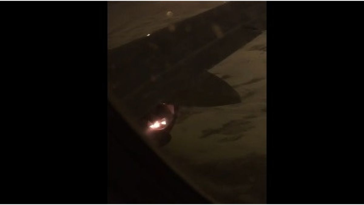 В Новосибирске у самолета вспыхнул двигатель 