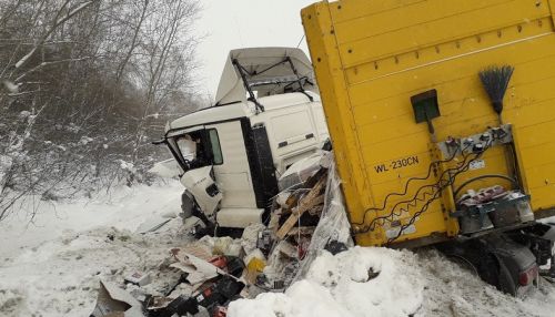 Дальнобойщик из Барнаула пострадал в тройном ДТП на новосибирской трассе