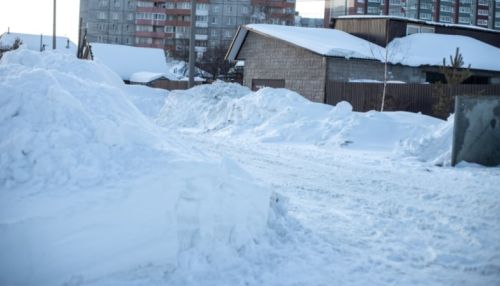 Ни пройти ни проехать: какие сугробы в частных секторах Барнаула. Фоторепортаж