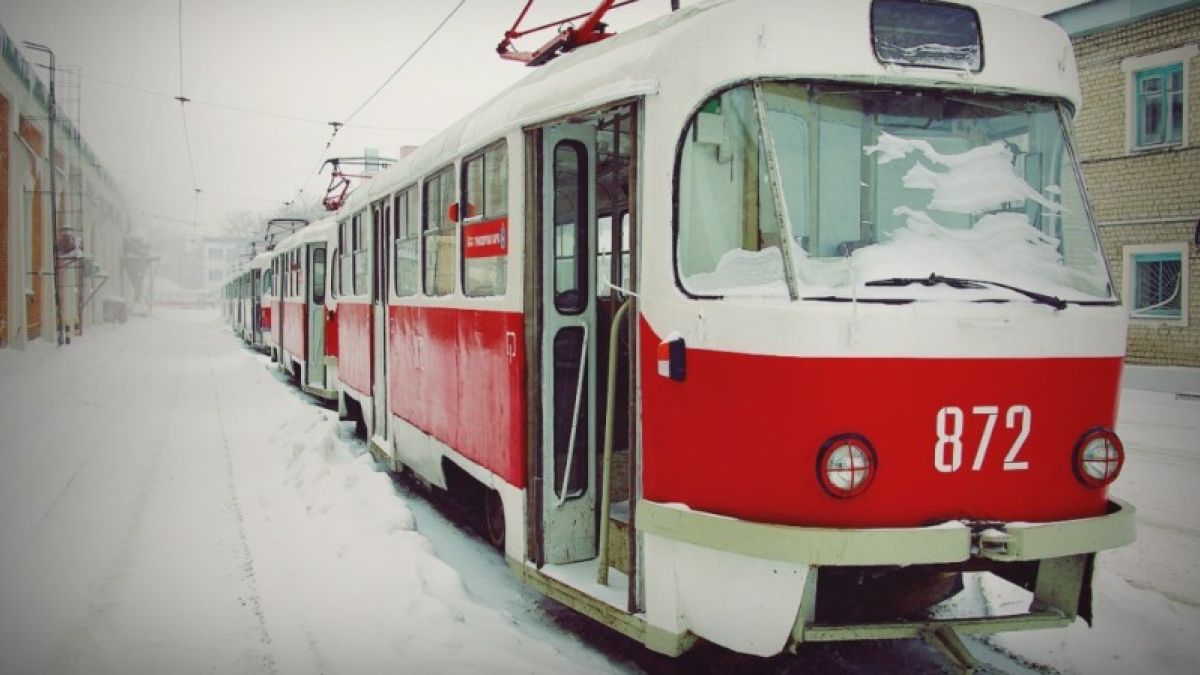 Пассажиры трамвая в Барнауле самостоятельно расчищали ему путь от снега