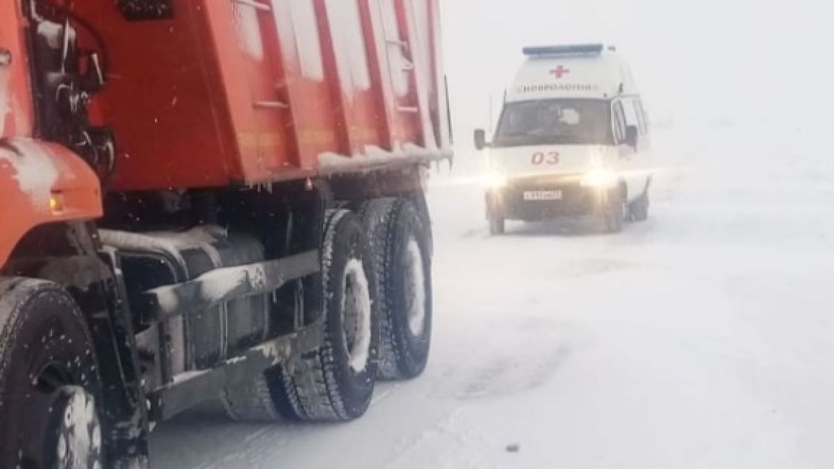 Рубцовские дорожники помогают машинам и автобусам пробираться по трассе в метель