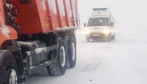 Рубцовские дорожники помогают машинам и автобусам пробираться по трассе в метель