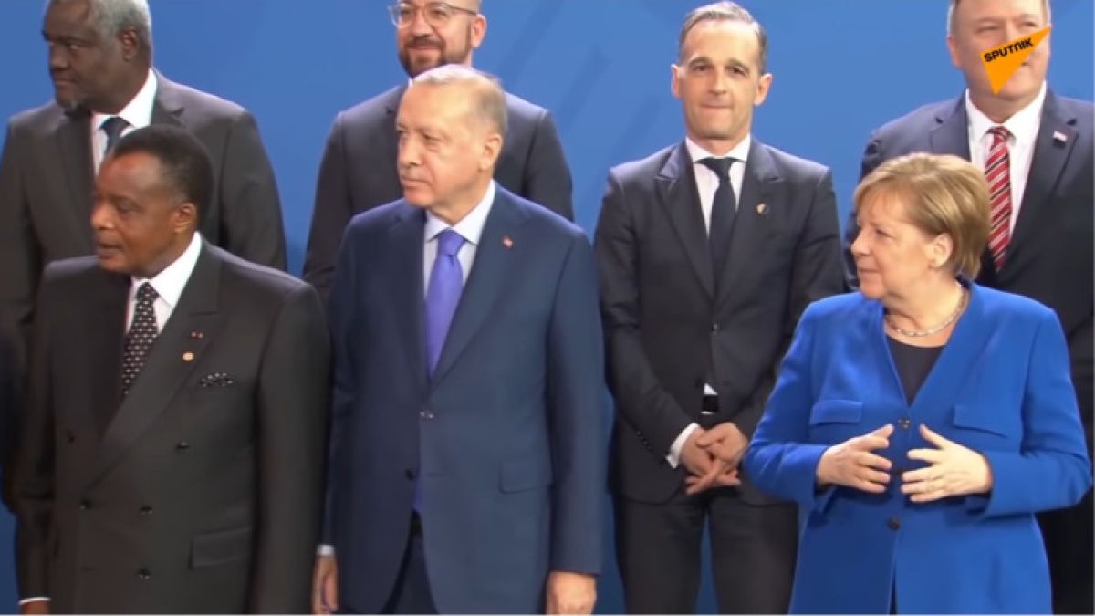 Макрон и Меркель "потеряли" Путина на фотосессии в Берлине