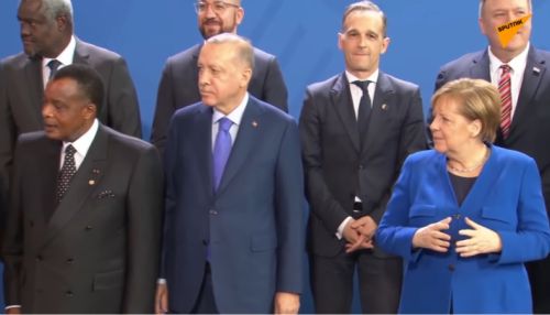 Макрон и Меркель потеряли Путина на фотосессии в Берлине