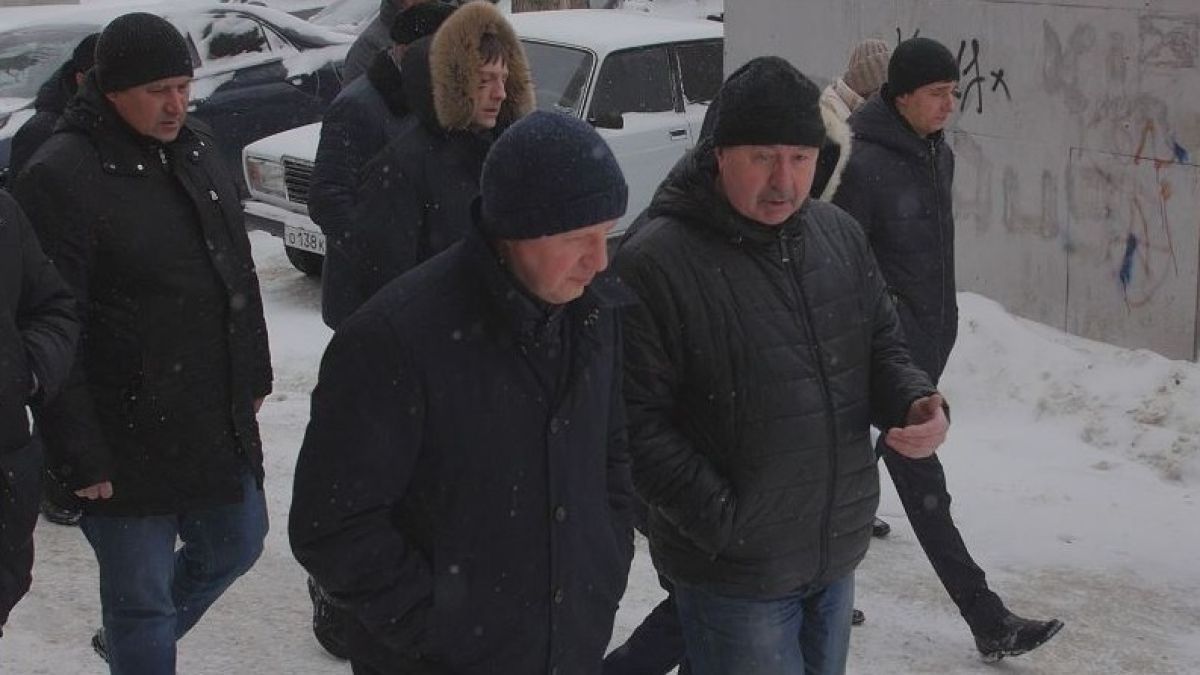 Кто эффективнее в уборке снега в Барнауле: грейдер или губернатор