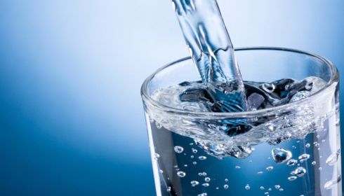 Чем опасна минеральная вода и сколько ее можно пить в день, объяснили врачи