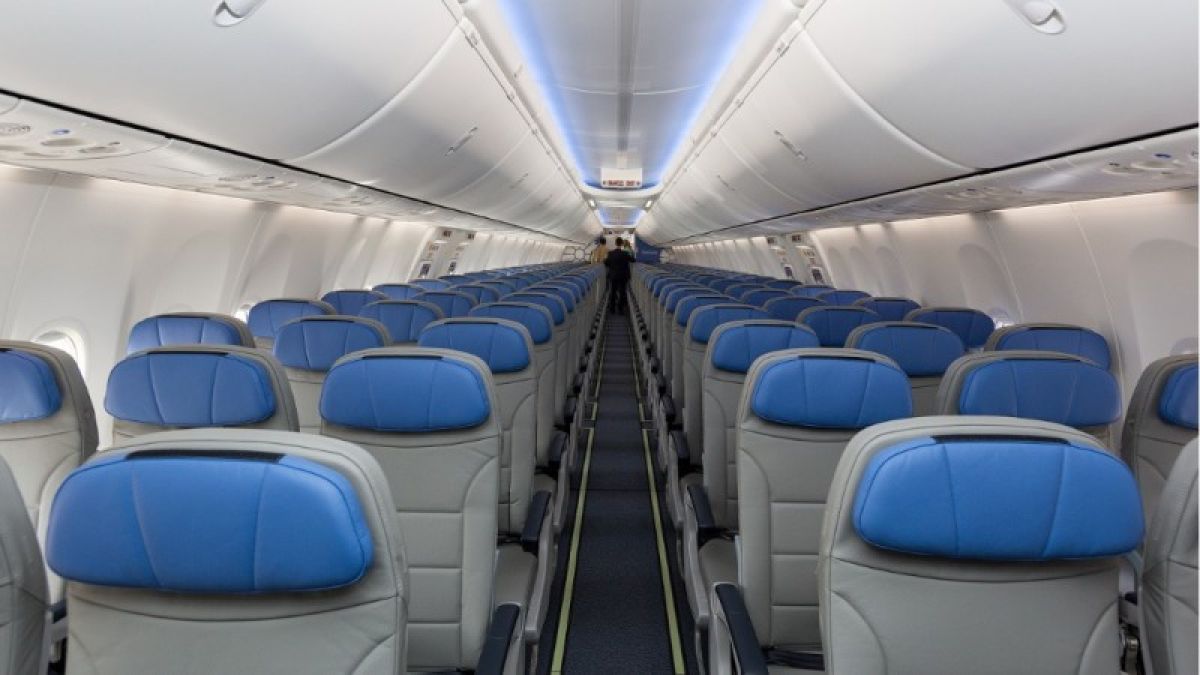 Пилоты рассказали, зачем во время взлета и посадки в самолете выключают свет