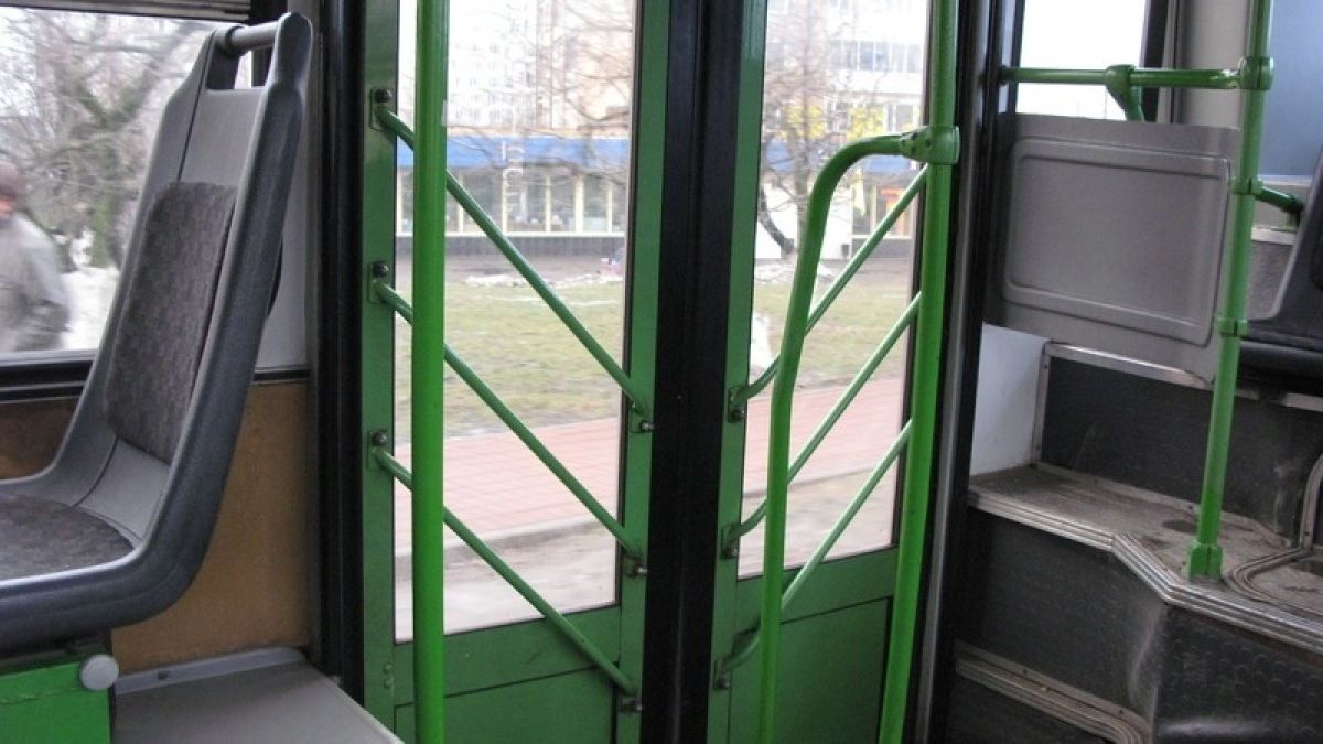 78-летняя жительница Барнаула отсудила 150 тысяч рублей за падение из автобуса