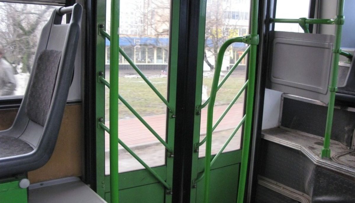 Вход выход в автобусе. Двери автобуса ЛИАЗ. ЛИАЗ 5256 С ширмовой дверью. Поручни в автобусе. ЛИАЗ С открытыми дверями.