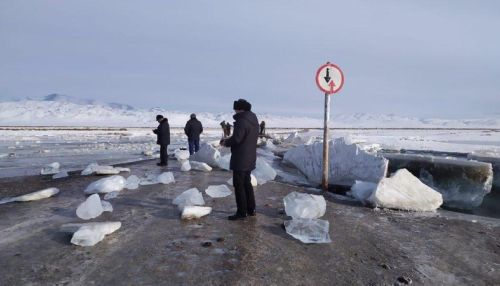 В Республике Алтай внезапный взрыв на реке усыпал дорогу глыбами льда