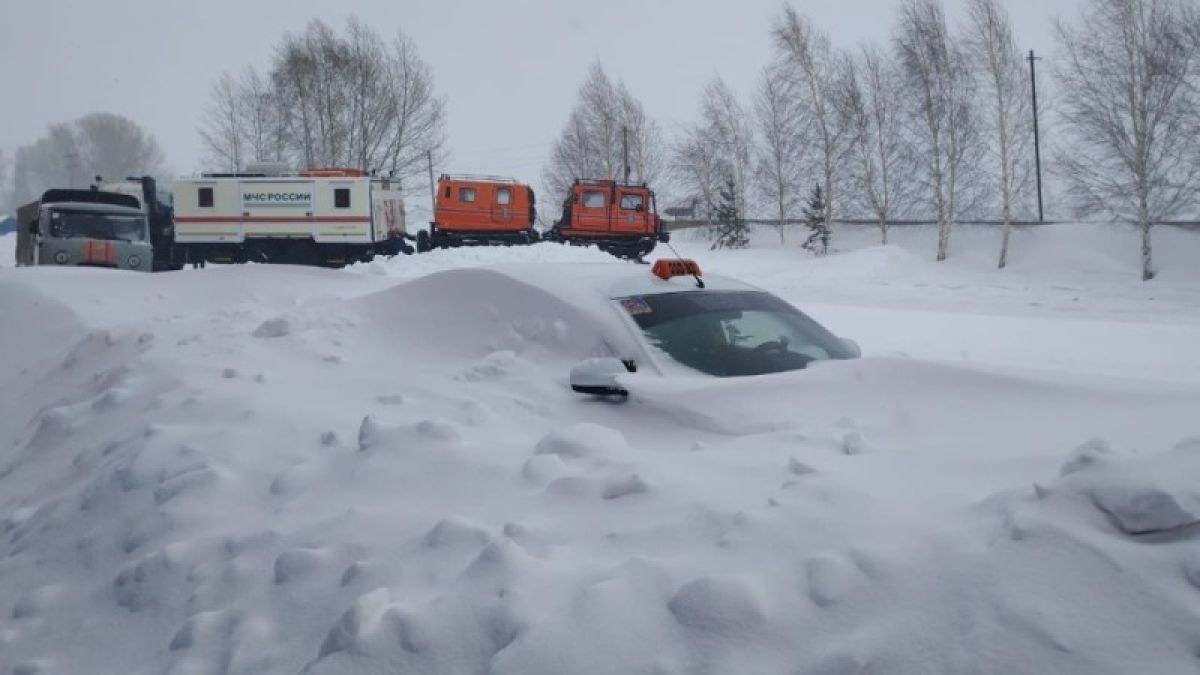 Снежный плен: какие дороги пробивают в алтайских районах 