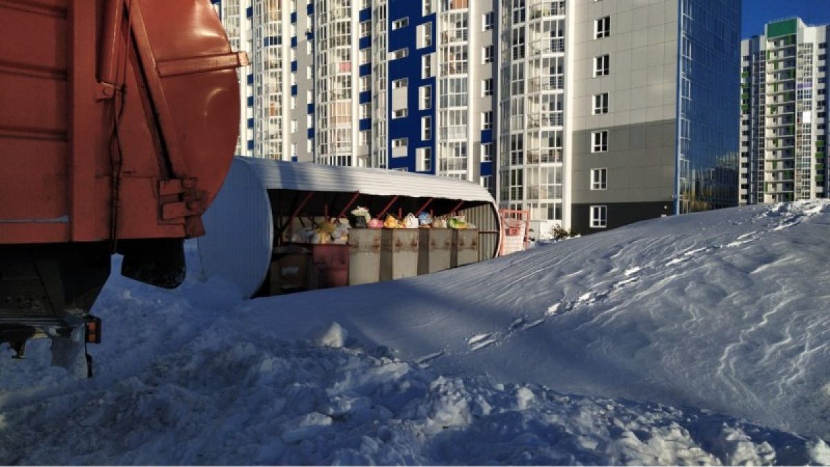 Из-за снегопадов в Алтайском крае возникли перебои с вывозом мусора