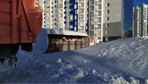 Из-за снегопадов в Алтайском крае возникли перебои с вывозом мусора