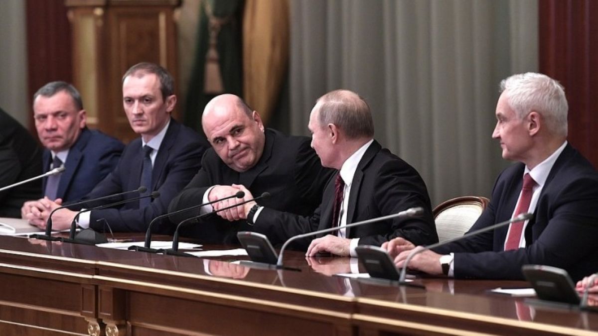 Самых спорных заменили, старожилов оставили: Путин назначил новое правительство