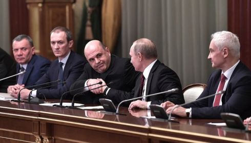 Самых спорных заменили, старожилов оставили: Путин назначил новое правительство