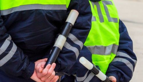 В Новосибирске уволили полицейского, который заливал в автомобиль виски