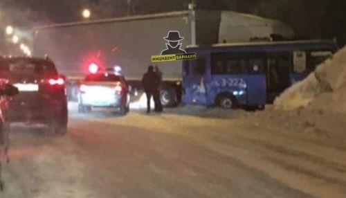 Фура и маршрутка столкнулись в Барнауле