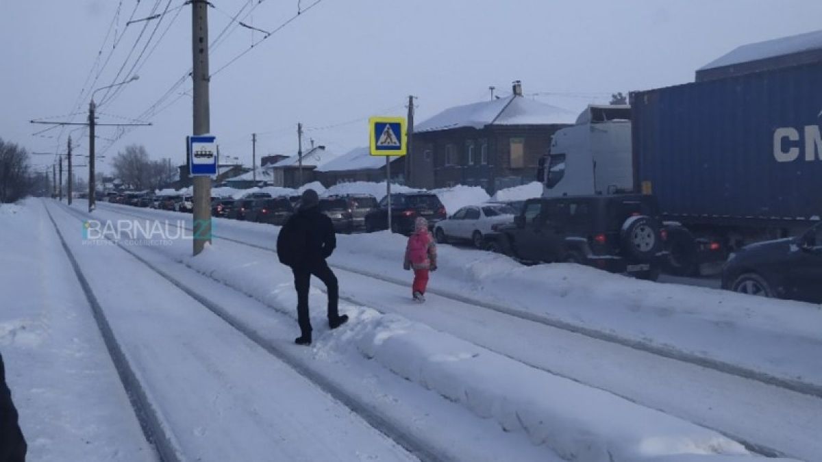 Сбили пешехода: огромная пробка собралась на Аванесова в Барнауле