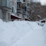 Вывозить снег из дворов Барнаула некуда, некому и дорого