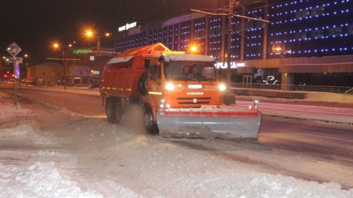 Барнаульские дорожники будут усиленно чистить снег в ночную смену
