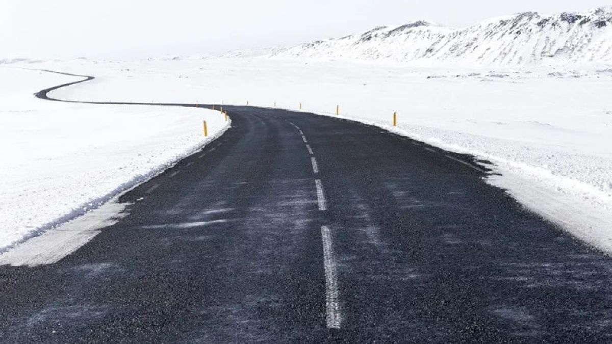 Дорожники прочистили дороги ко всем селам Алтайского края