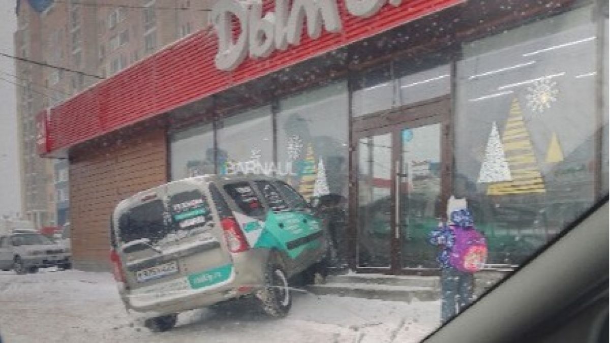 Иномарка влетела в торговый павильон в Барнауле