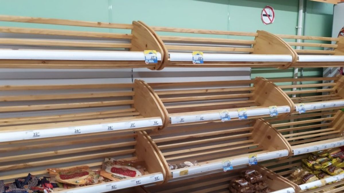 "Оставьте хоть булку": из-за снегопадов в Змеиногорском районе не осталось хлеба