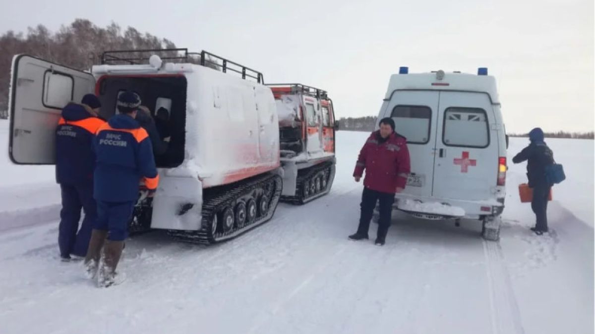 Спасателям на Алтае пришлось снегоходом эвакуировать ребенка с аппендицитом 