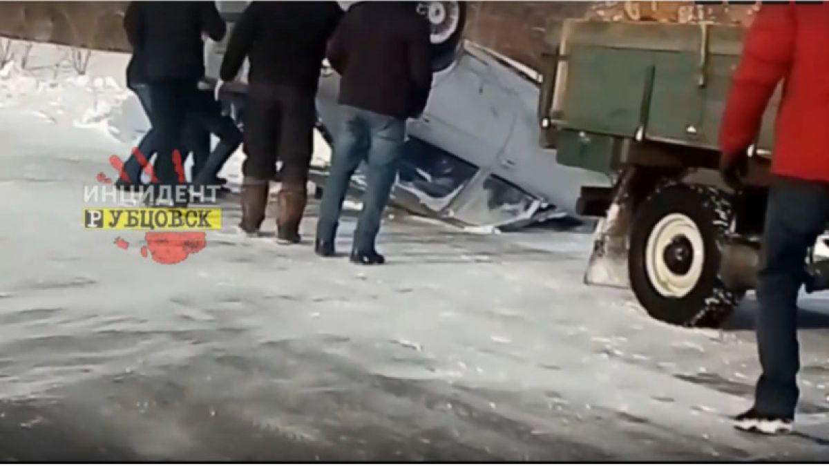 На трассах под Рубцовском автомобилисты помогли "перевёртышам"