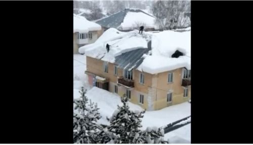 В городе Алтай двое мужчин сорвались с крыши во время уборки снега