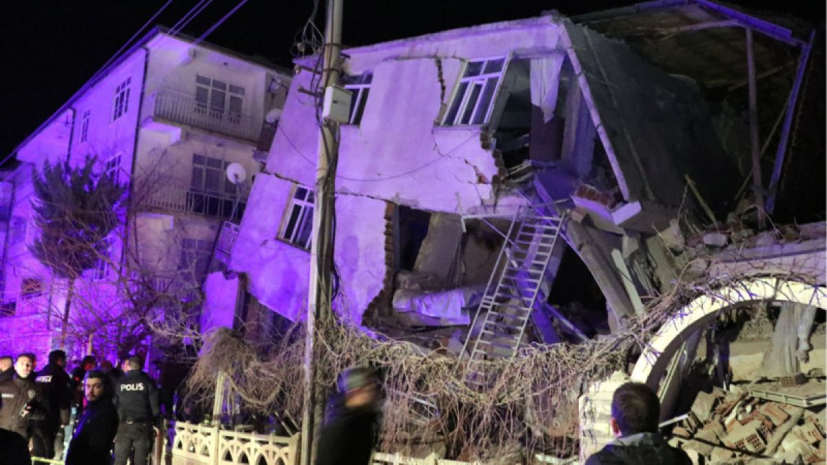 Появилось видео из пострадавшей от мощного землетрясения Турции 