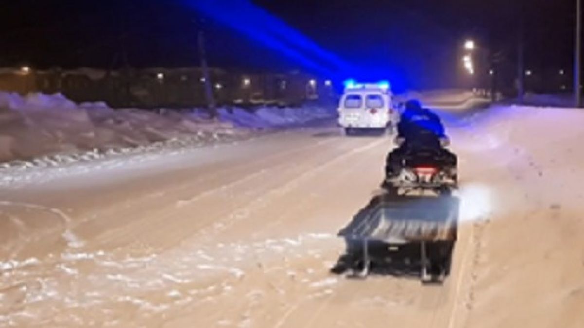 Спасатели на снегоходе доставили врачей к больному в заметенном селе на Алтае 