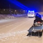 Спасатели на снегоходе доставили врачей к больному в заметенном селе на Алтае