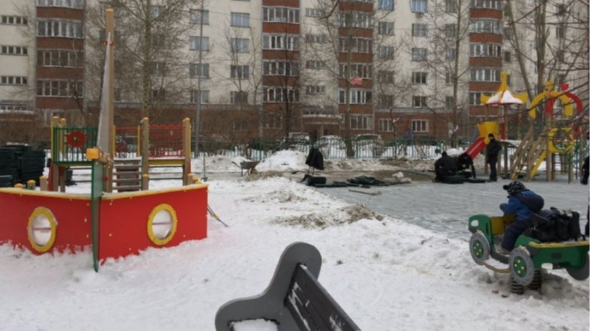 В Новосибирске детскую площадку установили на снег