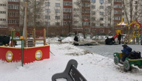 В Новосибирске детскую площадку установили на снег