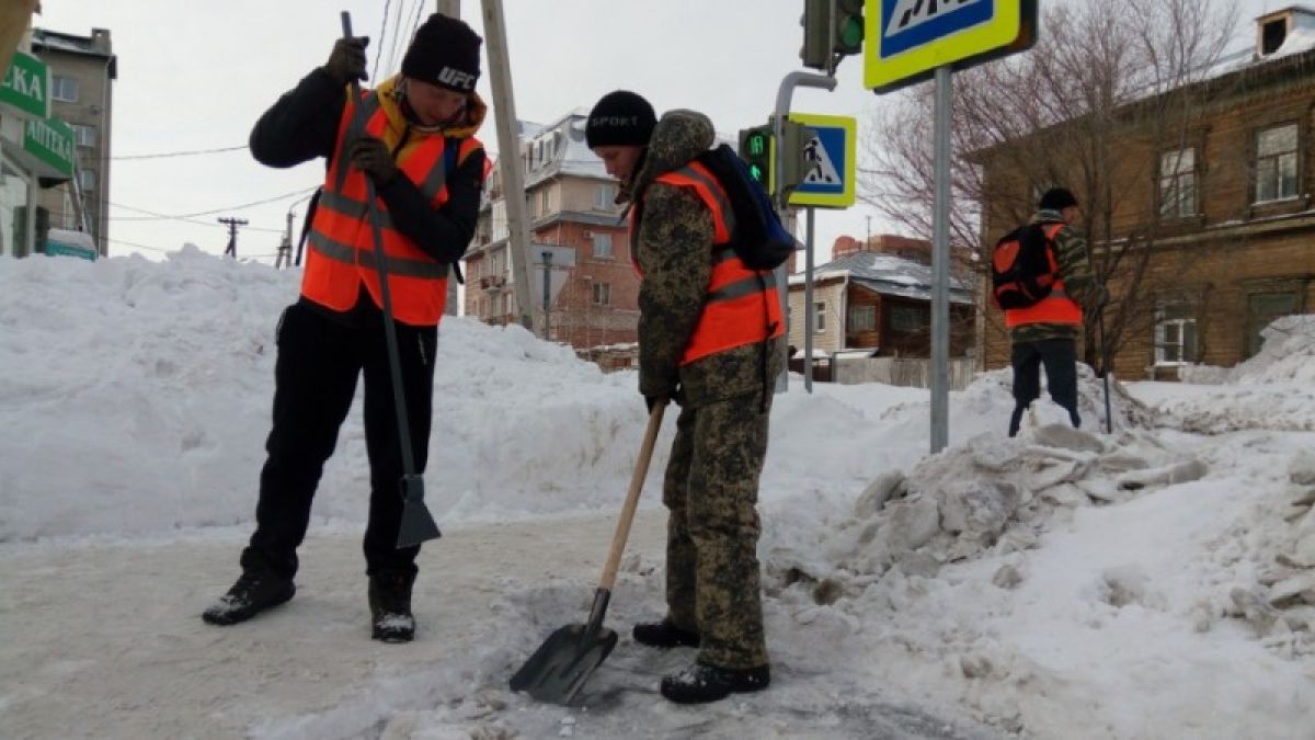 Кто в Барнауле пошел кидать снег за 880 рублей в день после приглашения мэрии