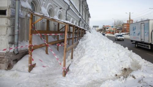 Барнаульские сугробы забираются на крыши. Фоторепортаж