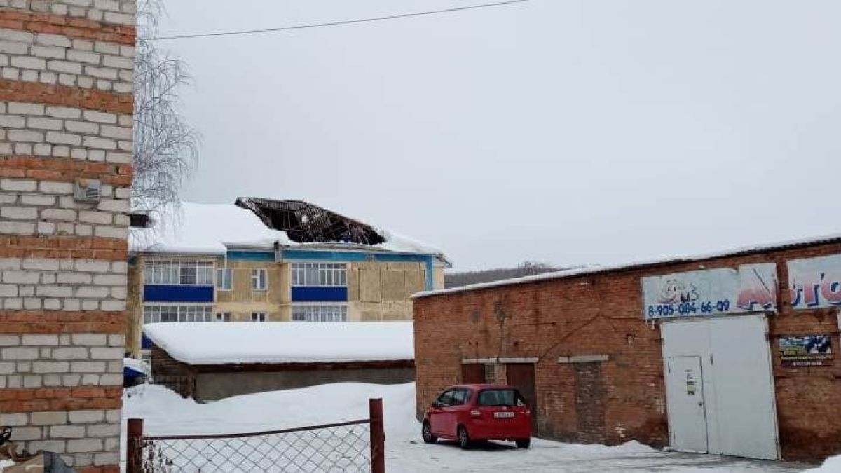 Крыша трехэтажного дома в Алтайском районе рухнула под тяжестью снега