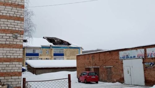 Крыша трехэтажного дома в Алтайском районе рухнула под тяжестью снега