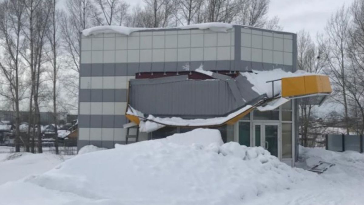 Здание частично обрушилось в Бийске из-за скопившегося снега
